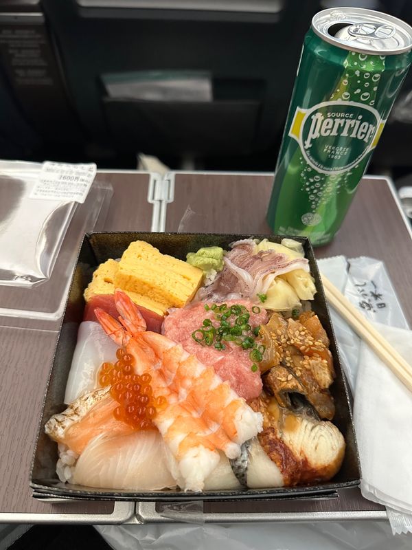 香港・跑馬地 Happy Valley「NRT ✈︎ HKG ✈︎ KIX ✈︎ ITM ✈︎ HND」の写真：成田発はいつも太巻きかチラシの持ち込み