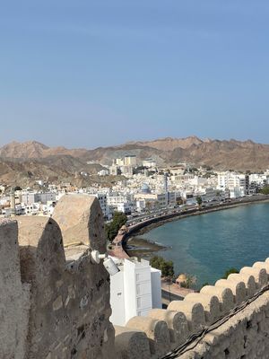 マスカット市内の風景。
美しい海岸線を持つ城塞都市。
マトラスークはアラビ...