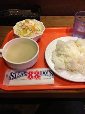 定番、88のステーキ。ガッツリアメリカンな味です。