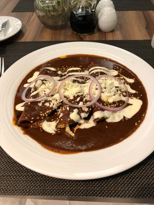 タコス以外はあまり知名度がないメキシコ料理。
肉にチョコレートソースをかけ...