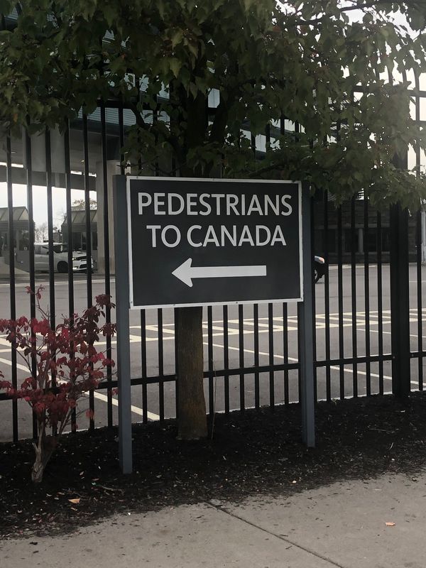 カナダ・ナイアガラ「NY出張ついでのナイアガラ弾丸旅行」の写真：アメリカ滝から徒歩でカナダ入国。なかなか...