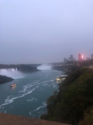 カナダ側から見たナイアガラの滝。11月の水量は今ひとつです。