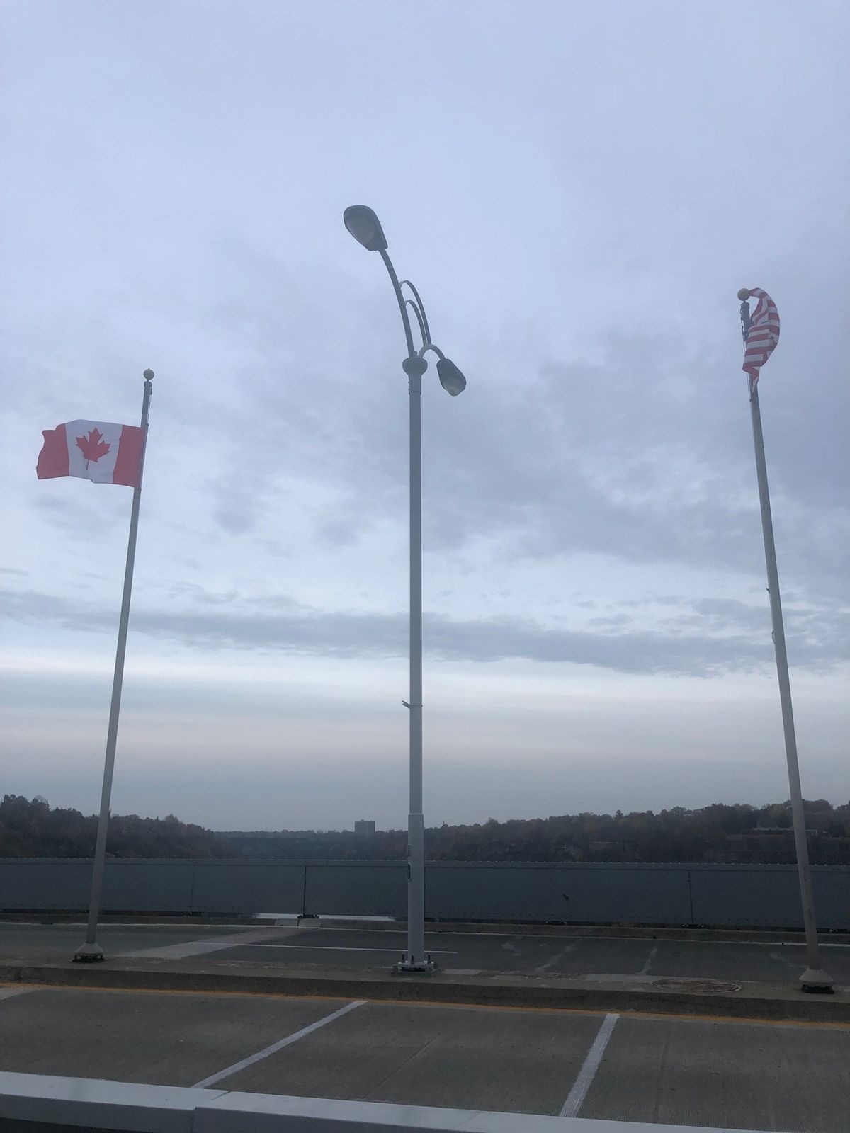 アメリカ滝から徒歩でカナダ入国。なかなか斬新。カナダ側はリゾート開発されて...