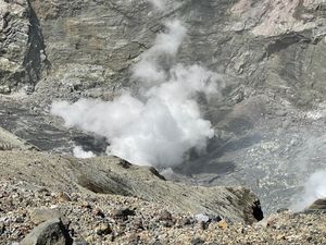 火口。壮大の一言です。グランドサークルっぽさも感じます。