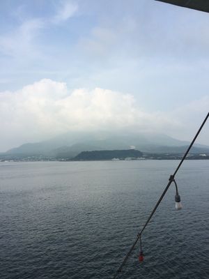 桜島フェリー名物の「やぶ金」さんのうどんとフェリーからの桜島の眺め。桜島港...