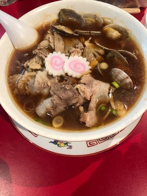 末廣ラーメン。アサリの味が効いています。塩気もかなり強めですが、これはなか...