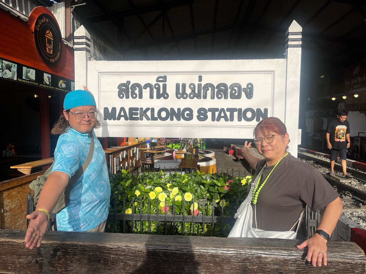 バンコクでは鉄道市場と水上マーケットを見学。
久々に観光らしいことをタイで...