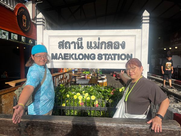 タイ・バンコク「タイ休暇旅行」の写真：バンコクでは鉄道市場と水上マーケットを見...