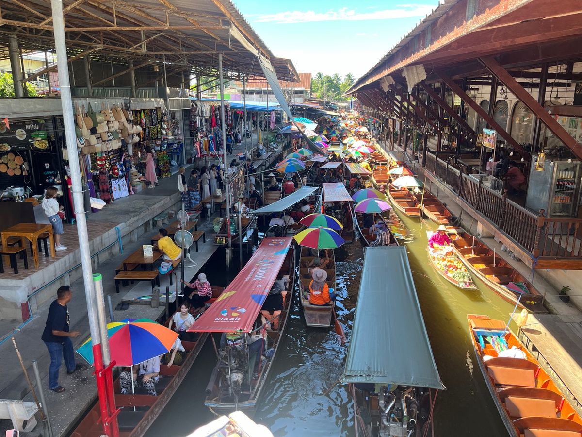バンコクでは鉄道市場と水上マーケットを見学。
久々に観光らしいことをタイで...