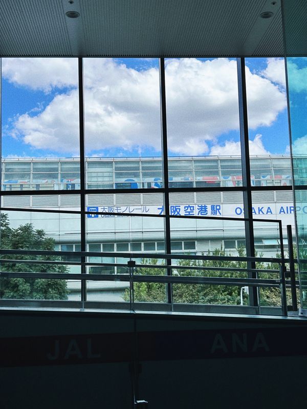 日本・大阪府「大阪・神戸須磨シーワールド」の写真：ミャクミャク仕様のモノレール
阪急電車は...