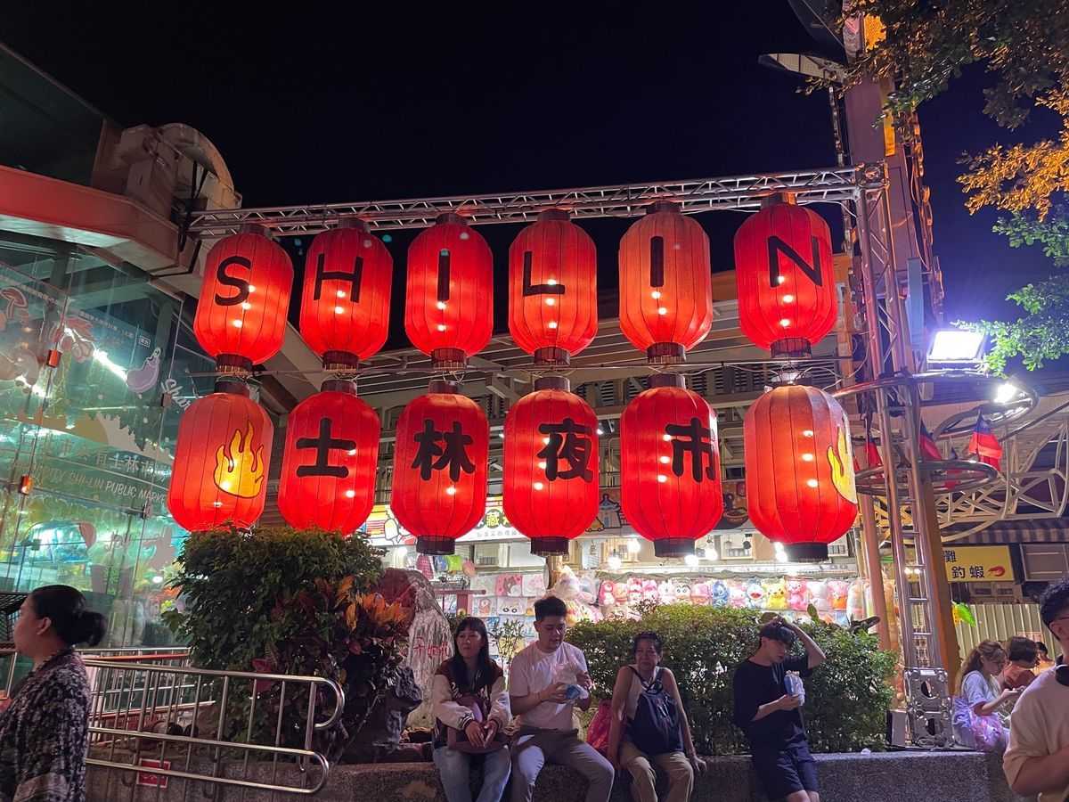 夜ごはんは夜市巡り。