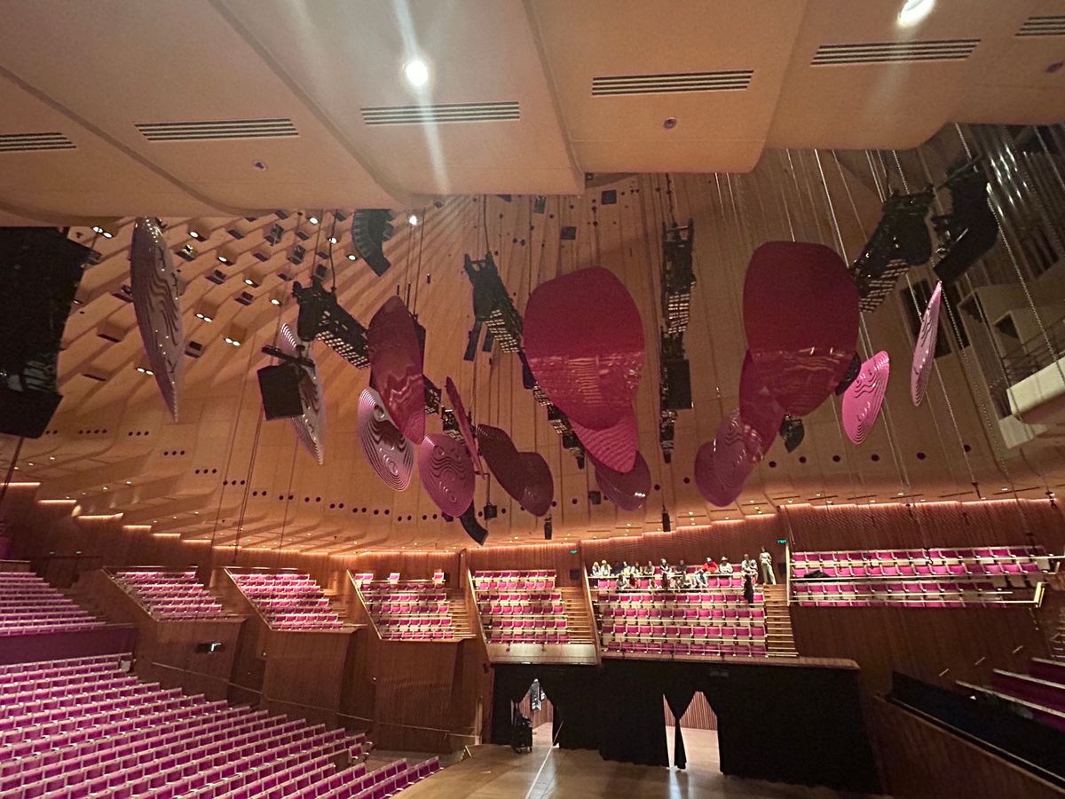 オペラハウス内部見学ツアー（要予約）。
もちろん日本語の回もあります。