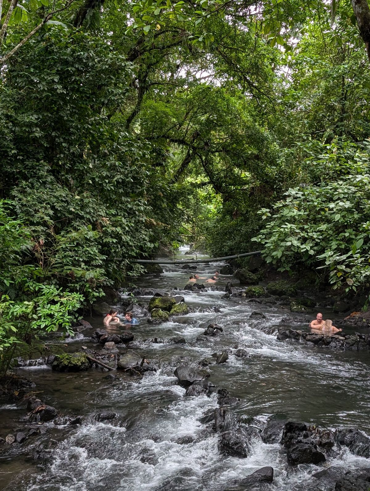 La Fortunaに到着してすぐに温水の流れる川へ。
フリーエントランス...