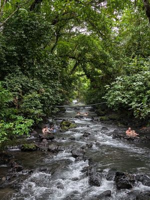 La Fortunaに到着してすぐに温水の流れる川へ。
フリーエントランス...