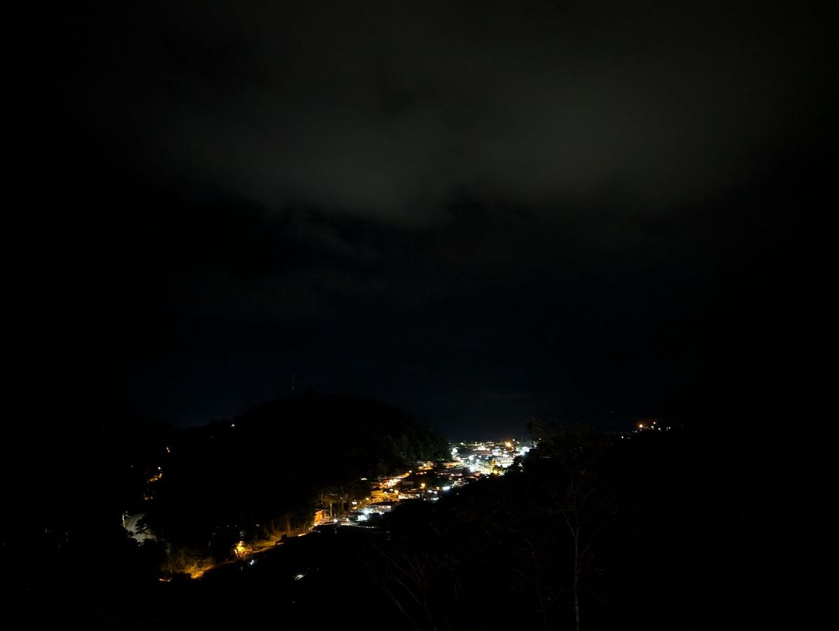 朝散歩がてらビーチに行くとサーフィンのレッスンが行われていて、連れの意向に...