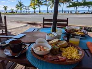 Puntarenas2日目。
ホテルの朝食はレストランのテラス席で目の前に...