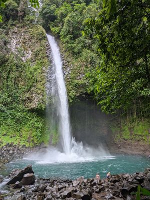 La Fortuna2日目はFortuna滝から。
入場料20USD。
落...