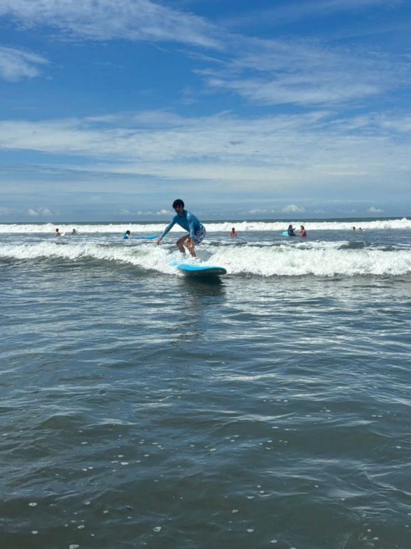 パナマ・パナマシティ「ケツァール探しから中米ホッピング」の写真:朝散歩がてらビーチに行くとサーフィンのレ...