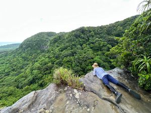 滝上からの景色は素晴らしい✨
崖ギリギリは怖かった〜💦
ランチの八重山そば...