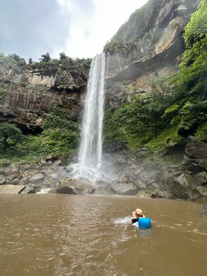 増水してた滝壺で、滝の勢いも凄かったけど、
めっちゃ頑張って滝の近くまで泳...