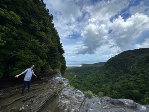 滝上からの景色は素晴らしい✨
崖ギリギリは怖かった〜💦
ランチの八重山そば...