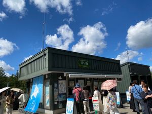 美瑛の青い池。天気も良くて水面に映る空と雲が綺麗。
近くにあるケンとメリー...