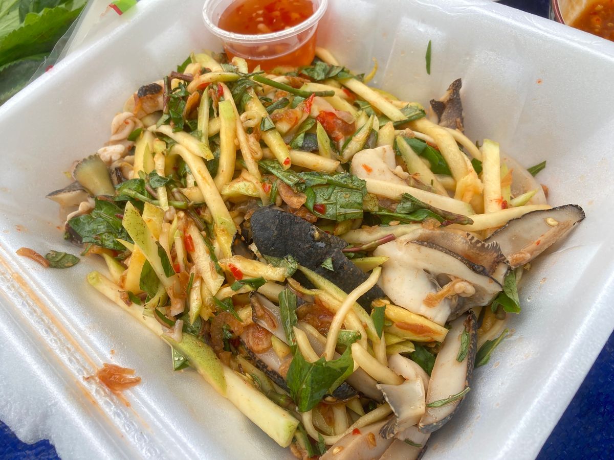 ビーチで飲み会、魚はニシン系のcá trích。野菜とライスペーパーでいた...