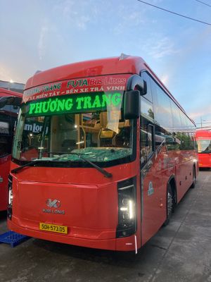 長距離バス会社Phương TrangのKIM LONG社製の新型バス。ほ...