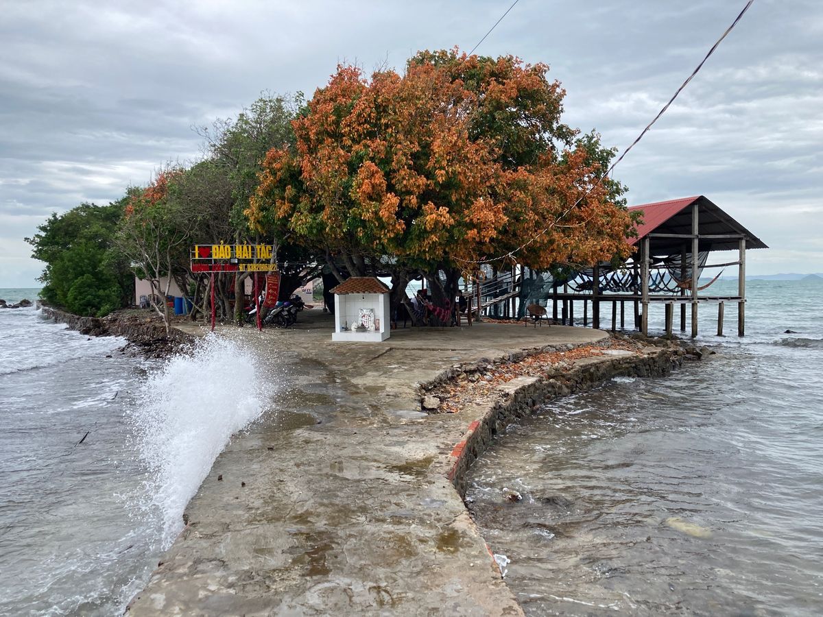 海賊島đảo Hải Tặc
埠頭から島の反対側にある小島の食堂でお茶休憩...