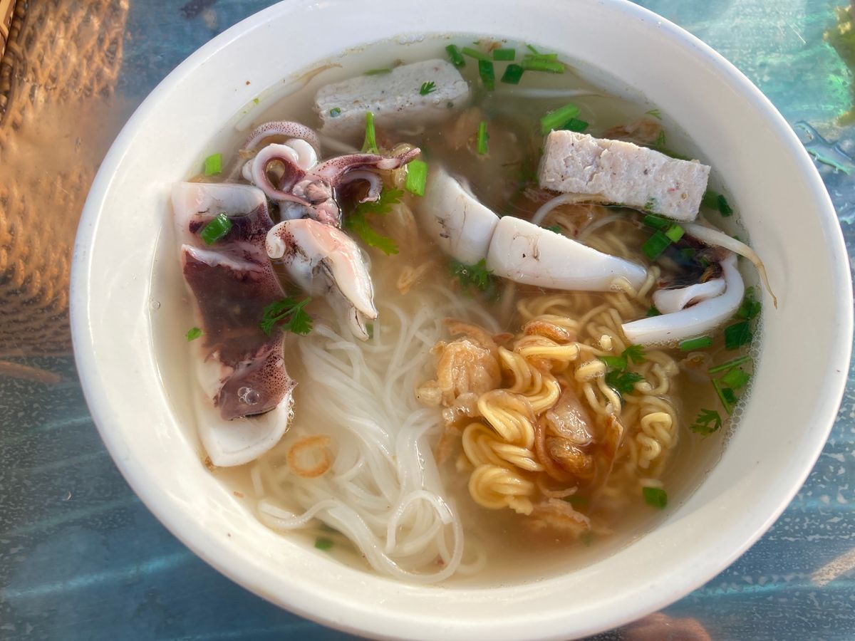 Đảo Hải Tặc 海賊島
朝
Hủ tiếu mực イカフーティウ。