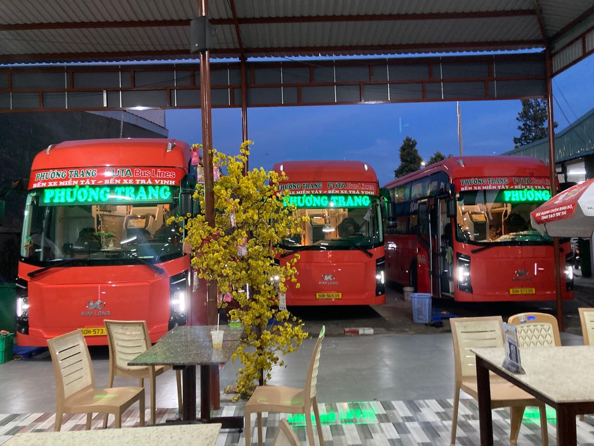 長距離バス会社Phương TrangのKIM LONG社製の新型バス。ほ...