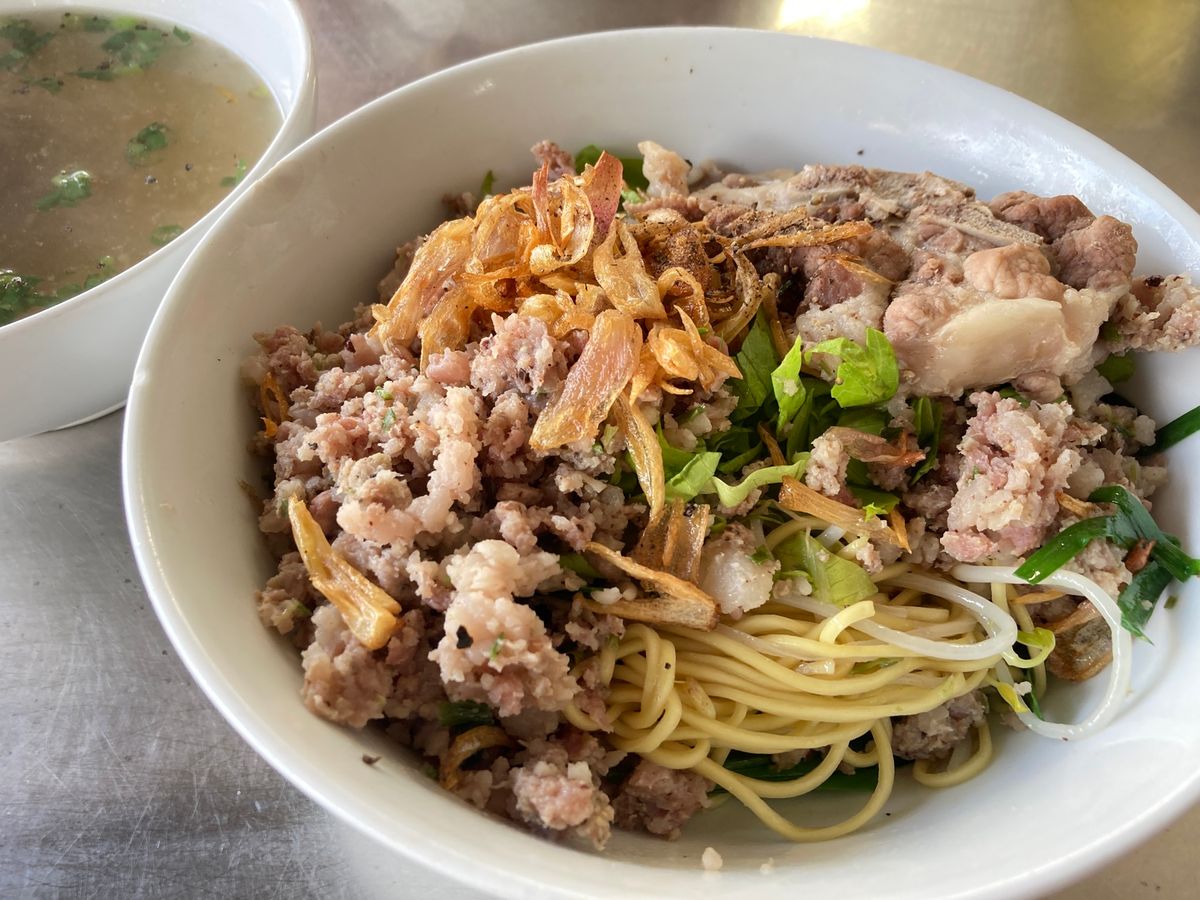 早朝の教会と公園でウォーキング後、道端カフェでcà phê sữa đá(...