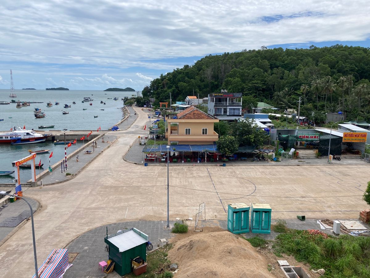 Tiên Hải港。ハーティエンから乗ってきたSUPERDONG Vが停泊...