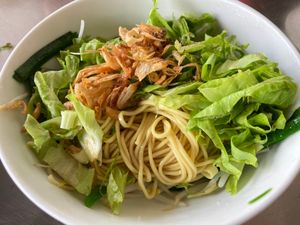 早朝の教会と公園でウォーキング後、道端カフェでcà phê sữa đá(...