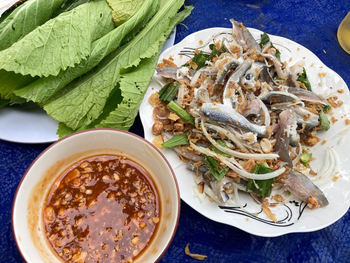 ビーチで飲み会、魚はニシン系のcá trích。野菜とライスペーパーでいた...