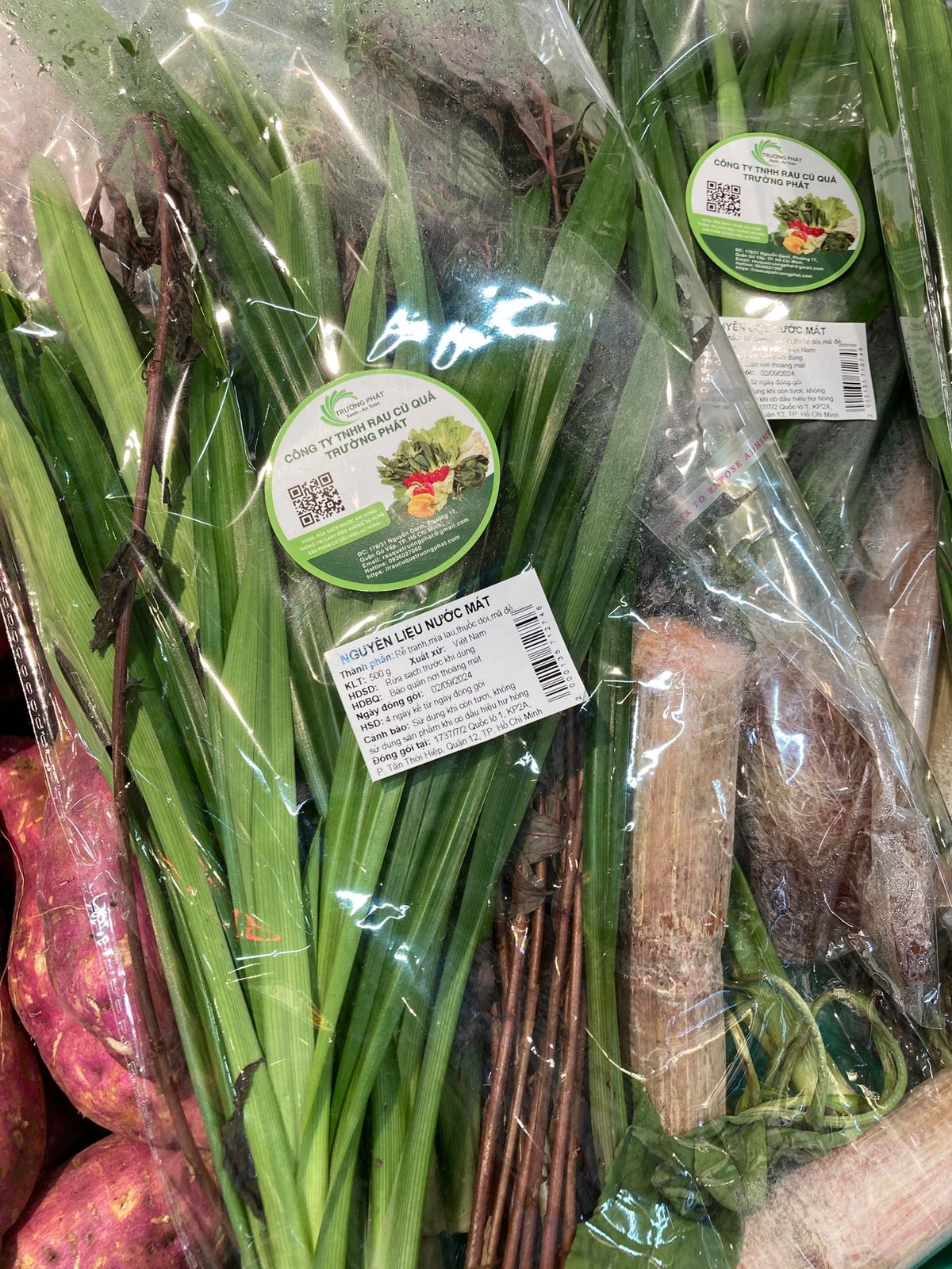 広めの庭のカフェでCa phê đá(アイスコーヒー) 12000ドンと格...