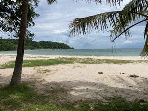 ビーチはまあまあきれい。海の水はシャム湾では普通くらいの印象。島を半周して...