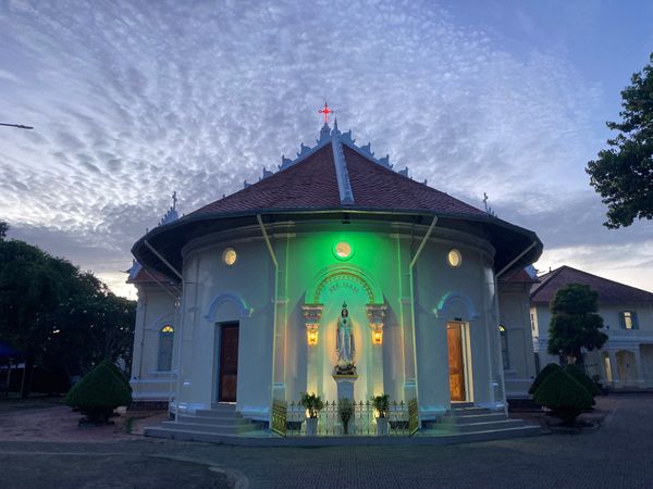 ベトナム・đảo Hải Tặc(海賊島)「ベトナム」の写真：早朝の教会と公園でウォーキング後、道端カ...