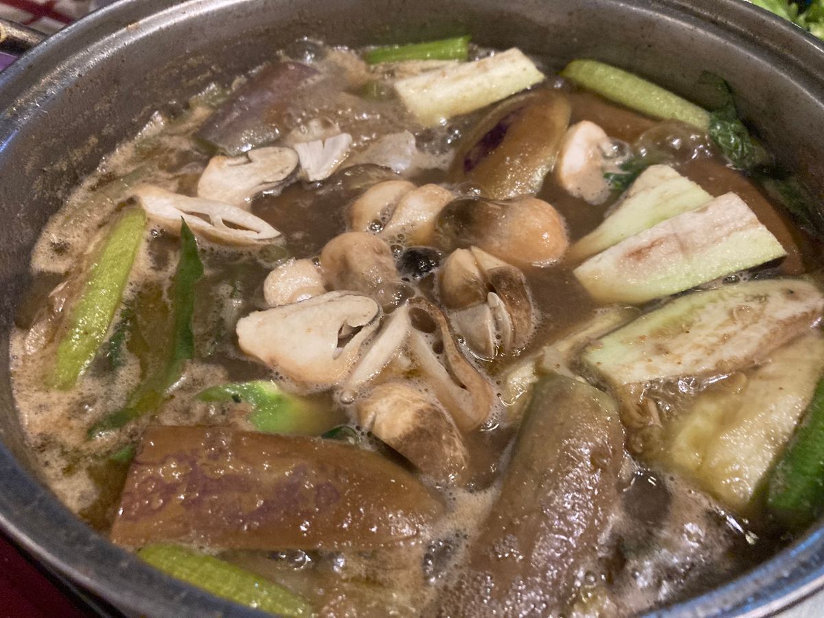 こちらもメコンデルタ名物のlẩu mắm(ラウマム・発酵鍋)、cá sặc...