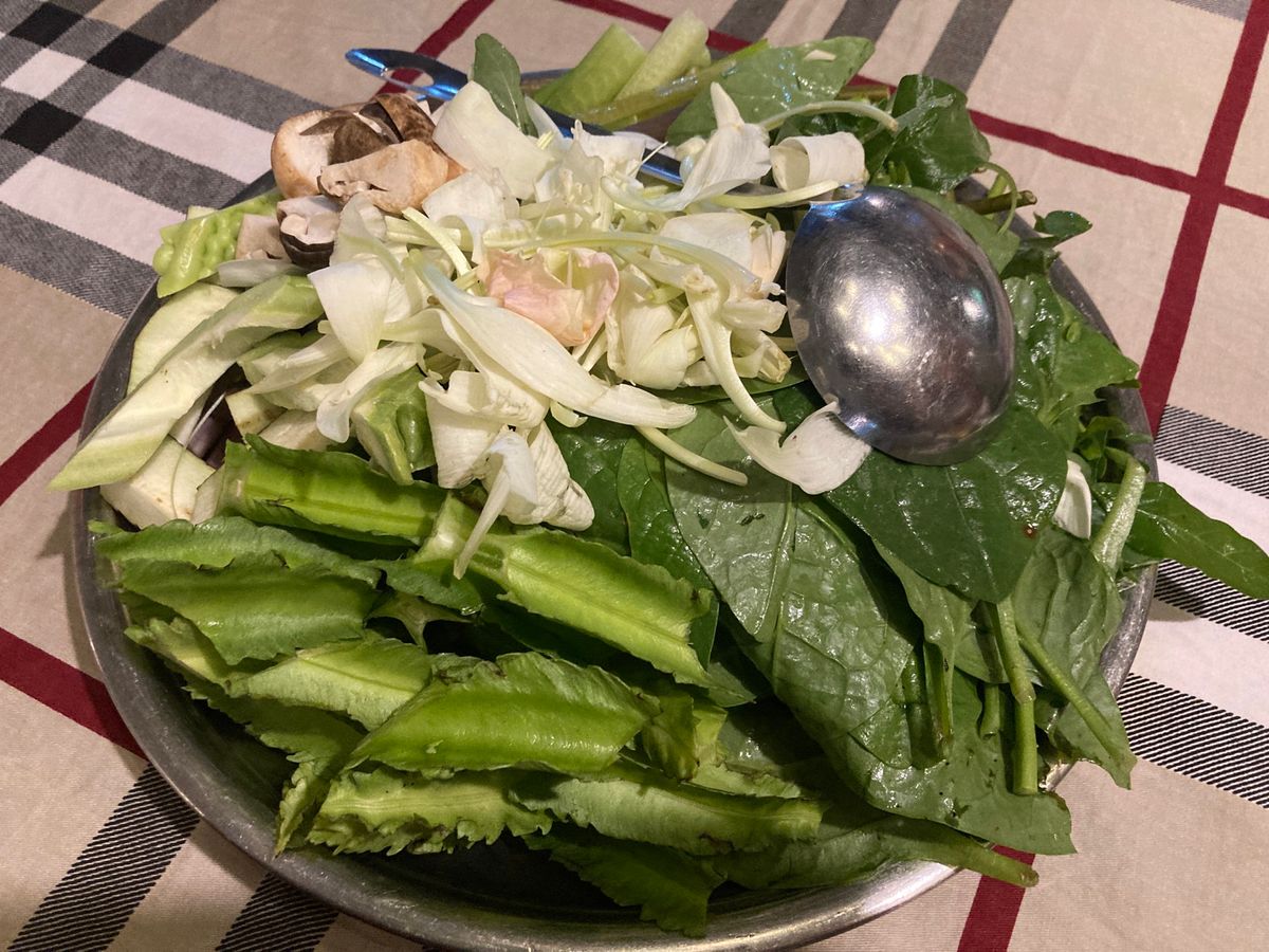 こちらもメコンデルタ名物のlẩu mắm(ラウマム・発酵鍋)、cá sặc...