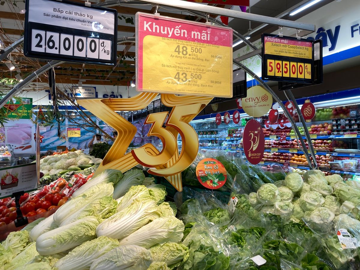 広めの庭のカフェでCa phê đá(アイスコーヒー) 12000ドンと格...