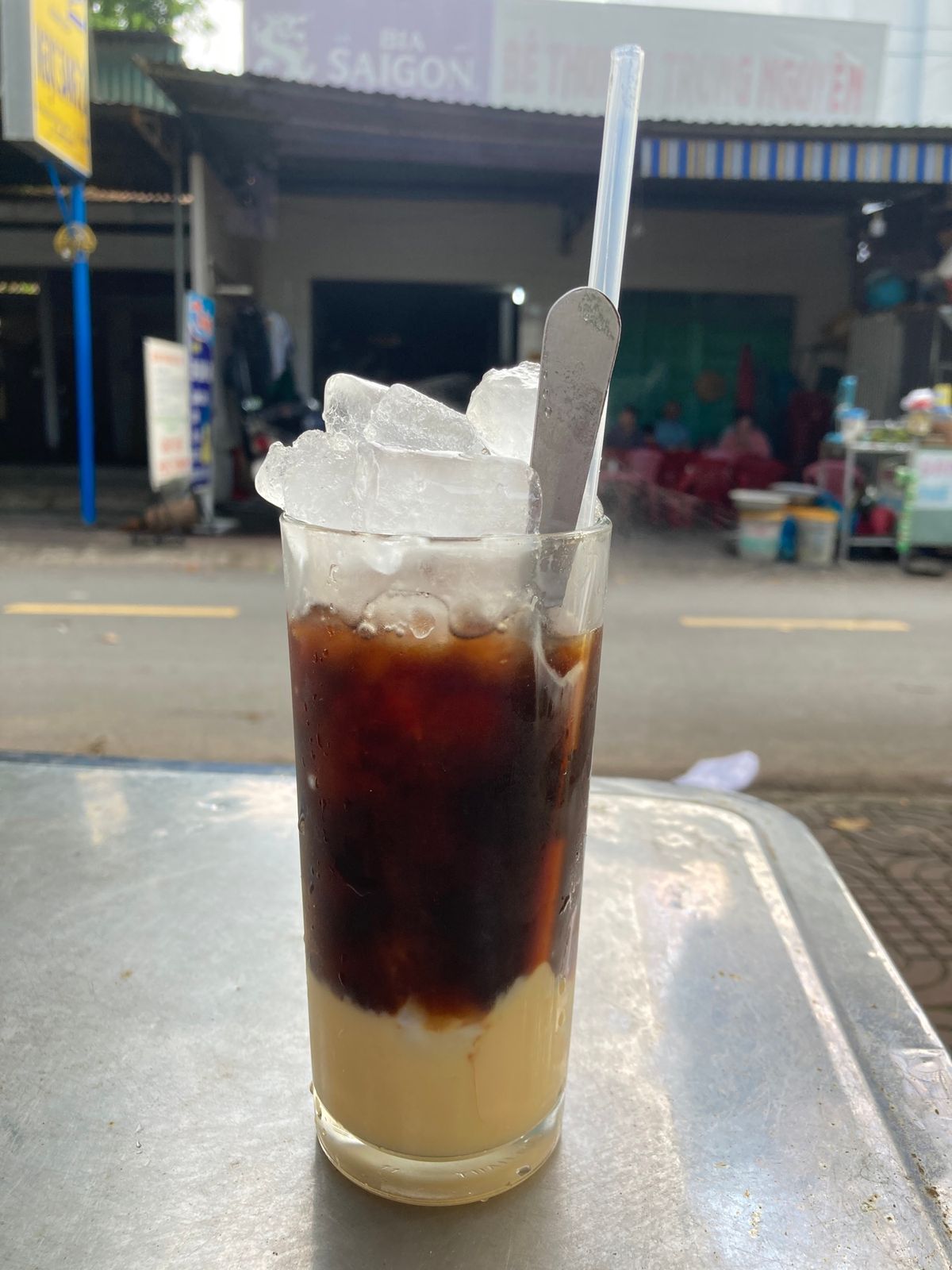 早朝の教会と公園でウォーキング後、道端カフェでcà phê sữa đá(...