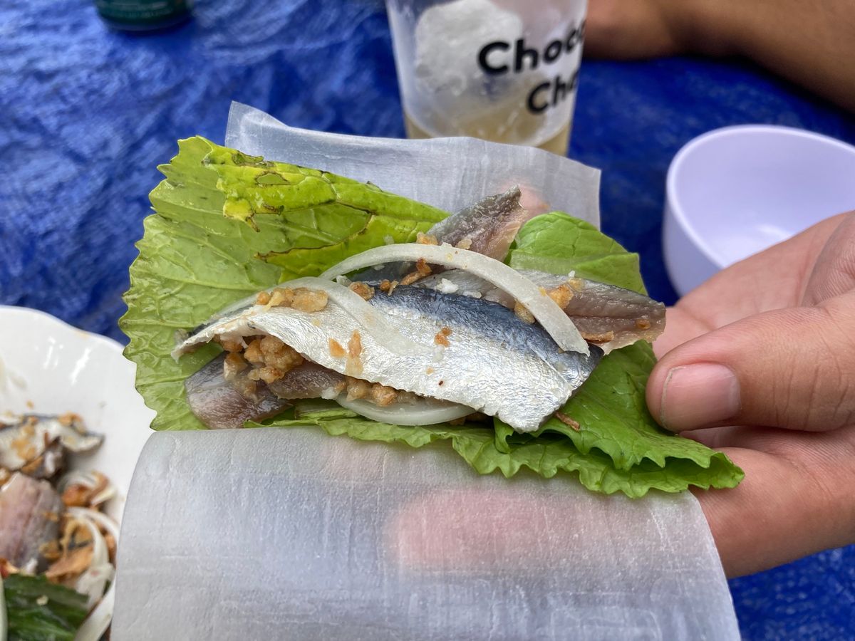 ビーチで飲み会、魚はニシン系のcá trích。野菜とライスペーパーでいた...