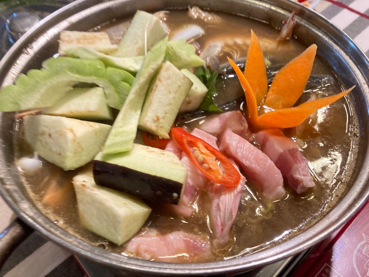 こちらもメコンデルタ名物のlẩu mắm(ラウマム・発酵鍋)、cá sặc...
