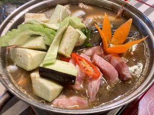 こちらもメコンデルタ名物のlẩu mắm(ラウマム・発酵鍋)、cá sặc...