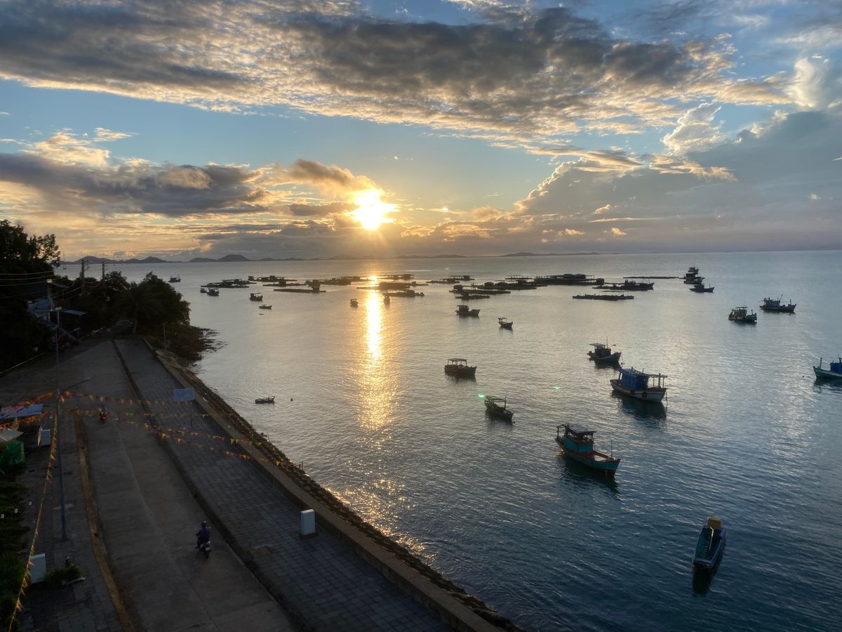 Đảo Hải Tặc 海賊島
朝
Hủ tiếu mực イカフーティウ。