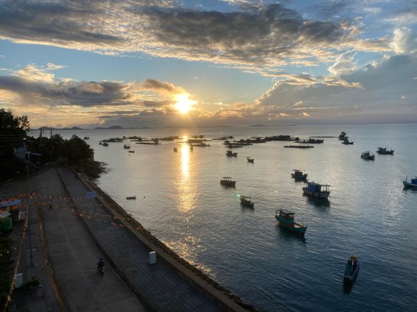ベトナム・đảo Hải Tặc(海賊島)「ベトナム」の写真：Đảo Hải Tặc 海賊島
朝
Hủ...