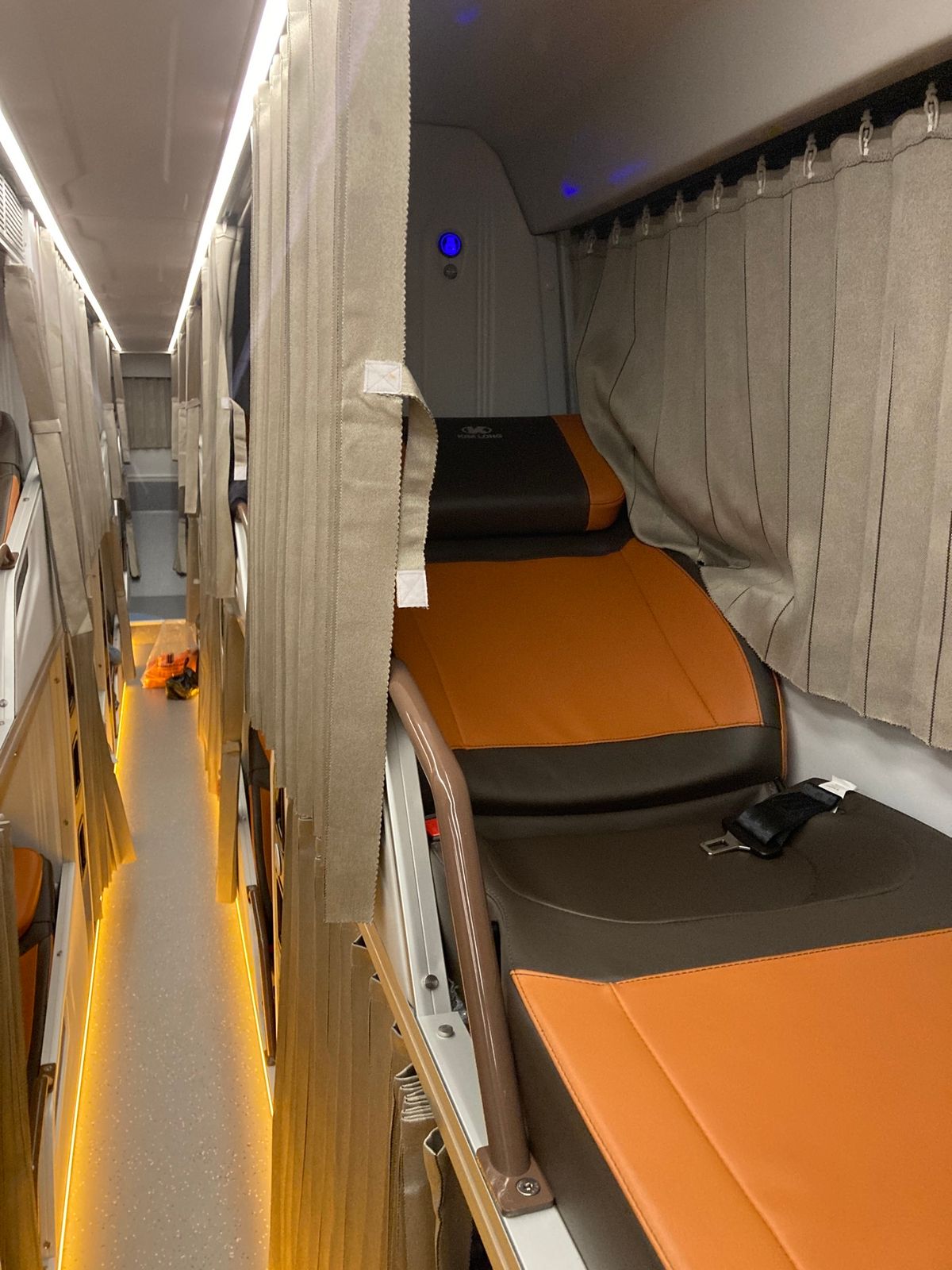 長距離バス会社Phương TrangのKIM LONG社製の新型バス。ほ...