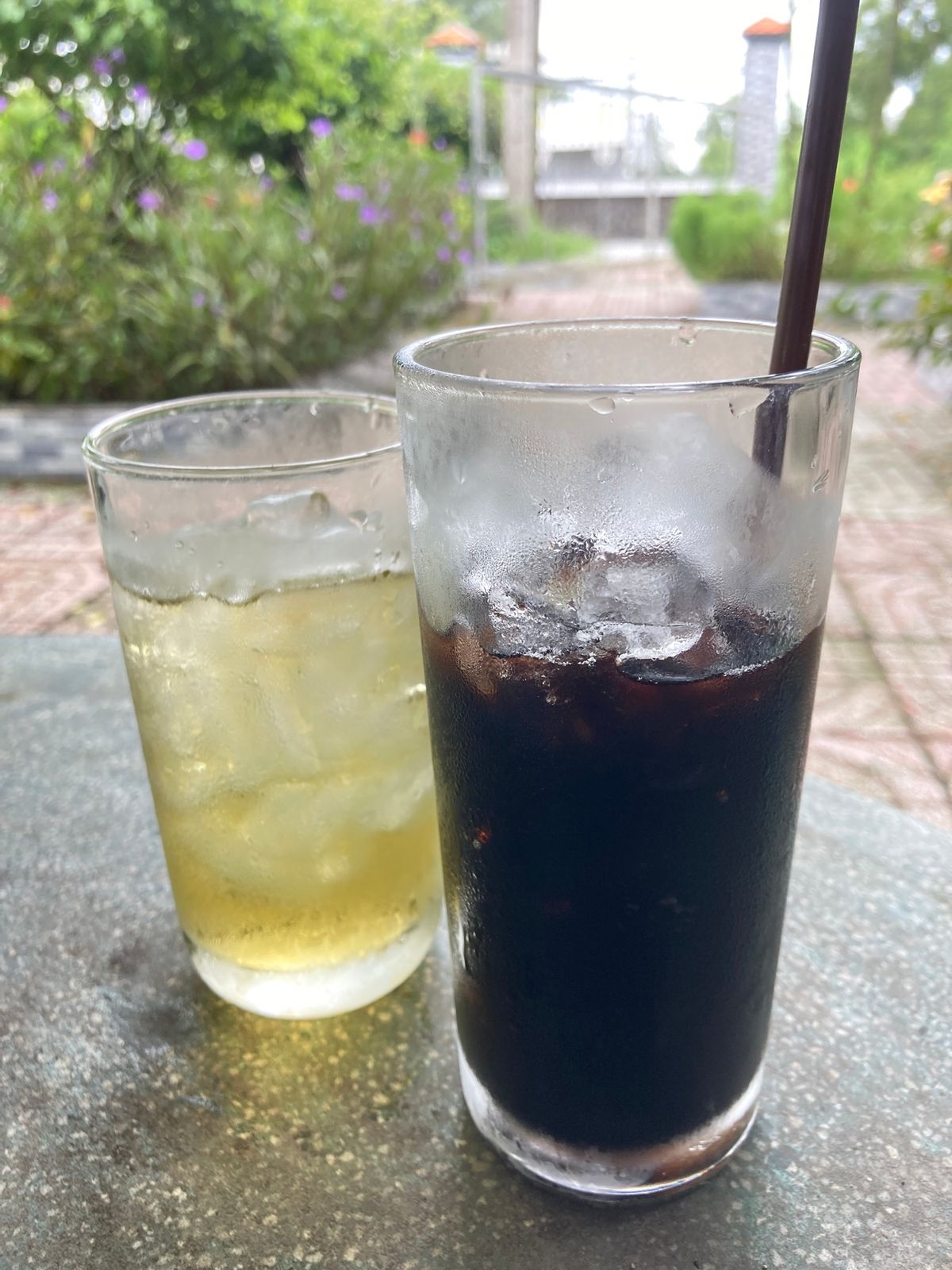広めの庭のカフェでCa phê đá(アイスコーヒー) 12000ドンと格...