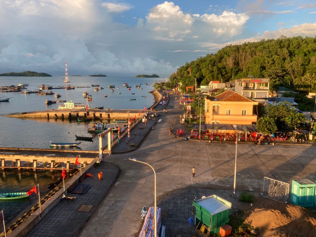 Đảo Hải Tặc 海賊島
朝
Hủ tiếu mực イカフーティウ。